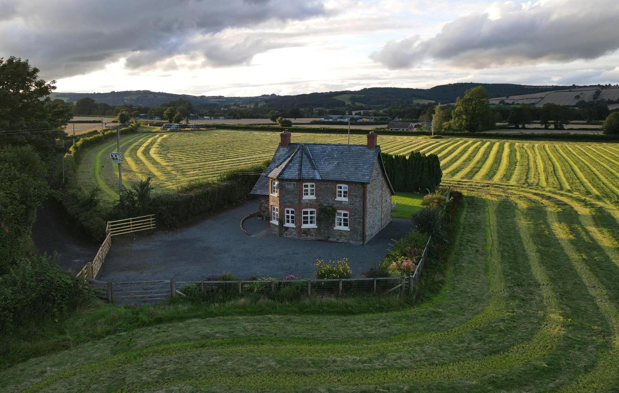 Country Cottage With Far Reaching Views Presteigne Exteriör bild